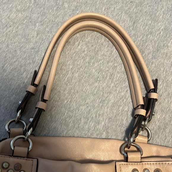 Guess purse. - Picture 3 of 7